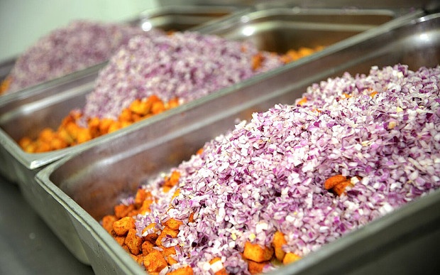 Hãng Emirates có tổng cộng 451 thực đơn khác nhau, thay đổi theo tuyến đường, mùa và khẩu vị của khách hàng.