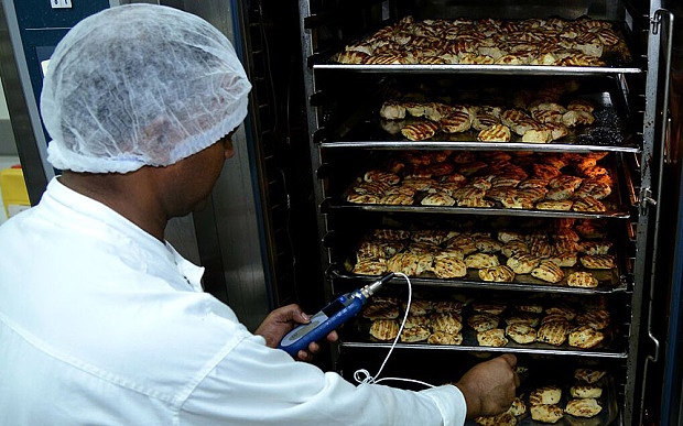 James Griffith, trợ lý phó chủ tịch Emirates Flight Catering giải thích tại sao khu vực sản xuất được phân loại theo vị trí địa lý: “Hành khách phương tây thì thích thịt là chủ yếu, còn các tuyến phương đông thì chuộng cơm hơn”.