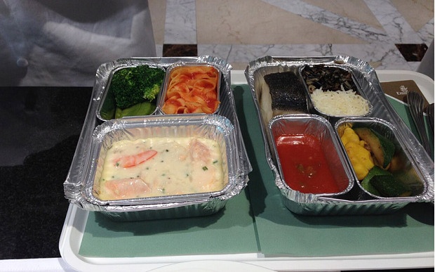 Tất cả các suất ăn đều được nấu và đóng hộp từ mặt đất và hâm nóng trên máy bay trước khi phục vụ hành khách.