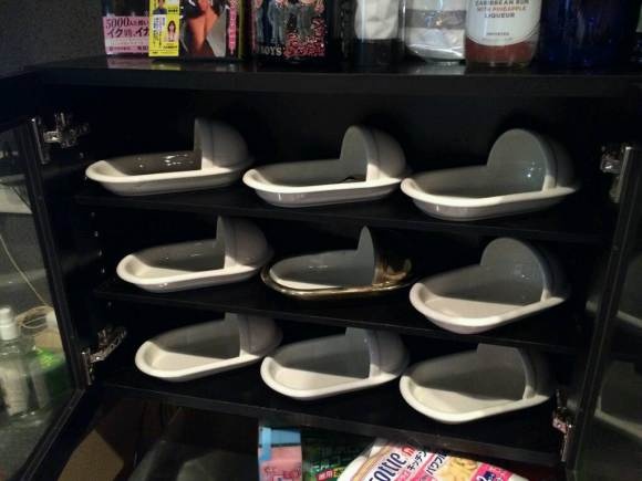 Bộ phận quản lý của nhà hàng đã làm bản khảo sát ý kiến khách hàng về ý tưởng này. 75% trong số 400 người ở độ tuổi 20-30 được hỏi đều trả lời, họ sẽ không bao giờ đặt chân vào nhà hàng. 10,5% cho rằng, ý tưởng không có gì là quá điên rồ, nhưng họ sẽ không muốn nếm thử món ăn. 8,8% trả lời, họ có thể sẽ thử một lần, trong khi 5,7% chắc chắn họ muốn ghé nhà hàng. Mặc dù kết quả khảo sát rất đáng thất vọng, nhưng nhà hàng vẫn được khai trương theo kế hoạch. Các quản lý của nhà hàng tin rằng, món ăn quái dị này sẽ thu hút thực khách vì tò mò.