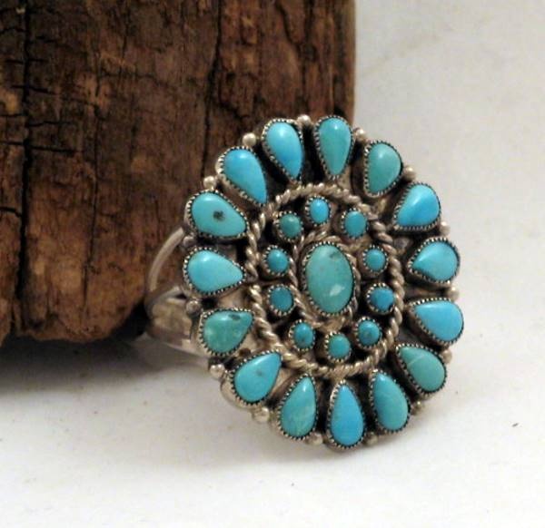 Đá ngọc lam: Đây là loại đá quý có màu đục, mang các sắc như xanh da trời, xanh lá cây, hoặc pha trộn giữa 2 màu này. Đá ngọc lam mang lại sự rõ ràng, sáng suốt trong tư duy của Nhân Mã, đây là những yếu tố quan trọng đối với bản tính tò mò của người sinh cung này. Ngọc lam còn là tinh thể của sự cân bằng, giúp người đeo giữ bình tĩnh, làm dịu hệ thần kinh và giảm bớt lo lắng. Ảnh: Wordpress.