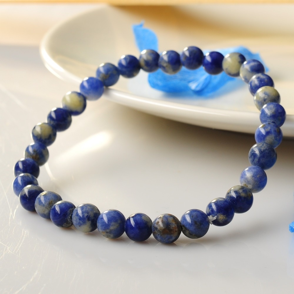 Đá Sodalite: Sodalite là loại đá có màu xanh đậm xen kẽ màu trắng của calcite. Sodalite mang lại sự an bình, tĩnh tâm, giúp cân bằng cảm xúc và tăng cường tư duy khách quan và có chiều sâu cho những người sinh cung Nhân Mã. Ảnh: aliexpress.