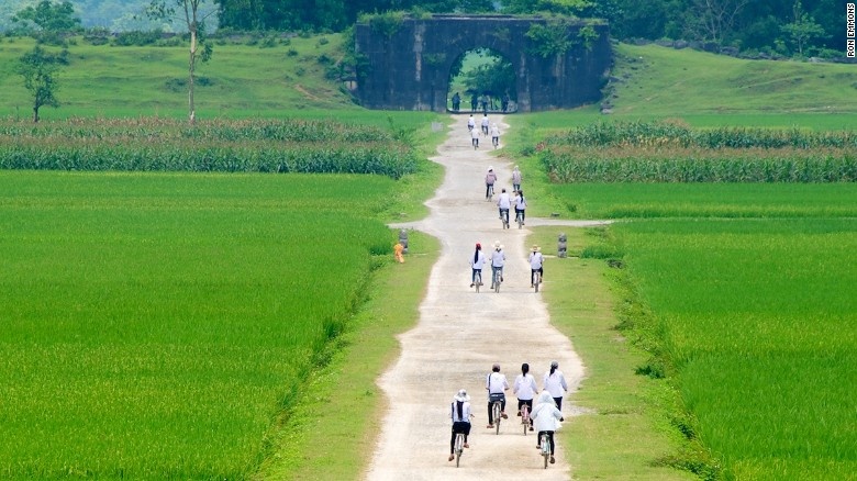 Học sinh đạp xe đến trường dọc những cánh đồng lúa, ngô xanh mướt.