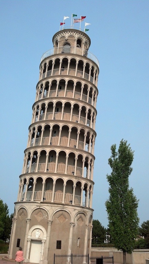 Tháp nghiêng Pisa ở Niles, Illinois:  Tháp nghiêng Pisa không còn là độc quyền của Italy. Ở Chicago có một phiên bản tháp nghiêng Pisa với chiều cao 29 m, kích cỡ bằng một nửa nguyên mẫu. Tháp được xây dựng năm 1934. Cuối thập kỷ 90, tháp có thêm một đài phun nước, một hồ nước và được cải tạo thêm một số chi tiết khác.