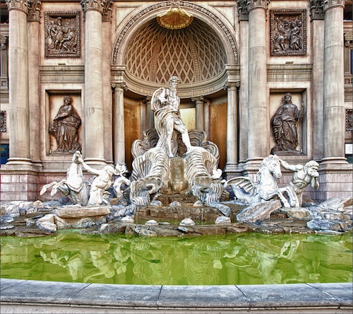 Đài phun nước Trevi ở Las Vegas: Người ta đùa rằng, những gì xảy ra ở Las Vegas đều có nguồn gốc ở Rome, Italy. Bên ngoài Caesars Palace là nhà hàng Trevi Italian. Ngoài ra có một phiên bản ít được biết đến của đài phun nước được trang trí công phu bên trong cửa hàng Fendi ở Crystals.