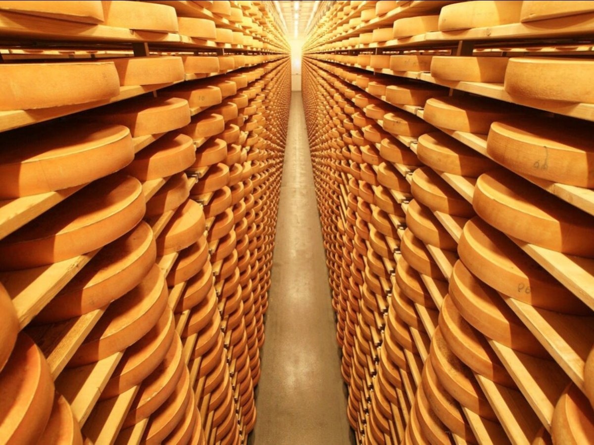 Phô mai Áo: Nếu Bordeaux nổi tiếng với rượu thì Bregenzerwald Cheese Road ở Áo nổi tiếng với các loại phô mai. Con đường này là “tụ điểm” của các chuyên gia phô mai trải khắp 22 ngôi làng cùng những con đường mòn tuyệt đẹp xuyên qua các trang trại bơ sữa. Khu vực này có 160 nhà làm phô mai, bơ sữa, sản xuất ra hơn 60 loại phô mai với tổng cộng hơn 3.000 tấn/năm, chưa kể các loại bơ, sữa, sữa chua tự nhiên.