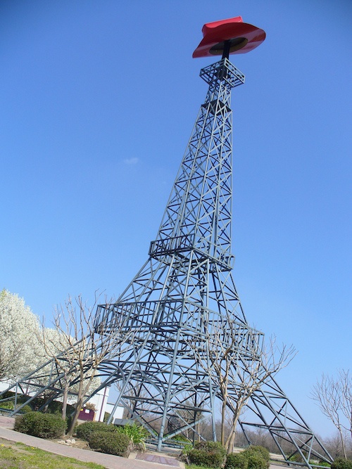Tháp Eiffel  ở Texas: Phiên bản tháp Eiffel ở Texas có chiều cao 20 m, trong khi phiên bản thật cao 300 m. Tháp Eiffel ở Texas được đội một chiếc mũ cao bồi đỏ rực đúng chất miền tây nước Mỹ. Tháp được xây dựng năm 1995, hơn một thế kỷ sau khi phiên bản chính ra đời.