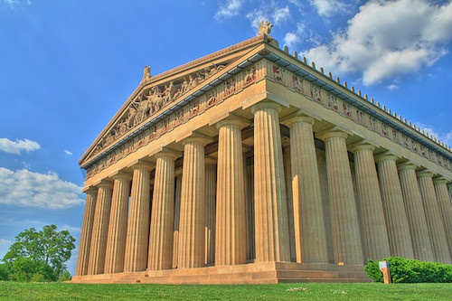 Đền Parthenon ở Nashville: Công trình này được xây dựng năm 1897 với nguyên mẫu là đền Parthenon  ở Hy Lạp từ năm 447 trước Công nguyên. Ngày nay, công trình được trưng dụng làm bảo tàng nghệ thuật của thành phố.