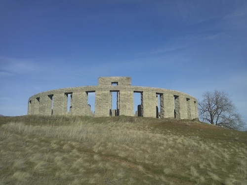 Stonehedge ở Maryhill: Trong khi quần thể Stonehenge ở Anh vẫn còn là một bí ẩn chưa ai rõ đó là một đài quan sát thiên văn hay một khu mộ thì một phiên bản khác được dựng năm 1918 ở Mỹ. Phiên bản này do Sam Hill xây dựng để tưởng nhớ những người lính đã ngã xuống trong Thế chiến 1. Phiên bản gốc được ghép bằng những phiến đá khổng lồ, còn phiên bản của 5.000 năm sau tiện lợi hơn với những tấm bê tông cốt thép.