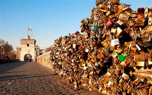 Cầu Ponte Milvio, Rome, Italy: Cây cầu cổ kính này cũng là địa đanh lãng mạn dành cho các cặp đôi. Tiểu thuyết gia Federico Moccia là người khởi xướng phong trào gắn khóa tình yêu lên cầu cho nhân vật trong tác phẩm của mình. Ảnh: Telegraph.