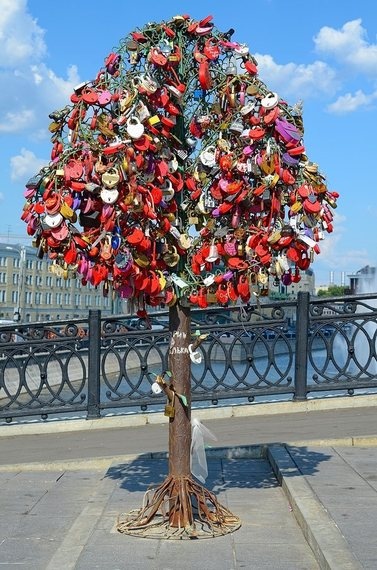 Kênh đào Vodootvodny, Moscow, Nga: Bên dòng kênh này có đặt những cây nhân tạo bằng kim loại. Những cặp đôi mới cưới ở Nga thường đến chụp ảnh cưới dưới những tán cây treo đầy khóa tình yêu.