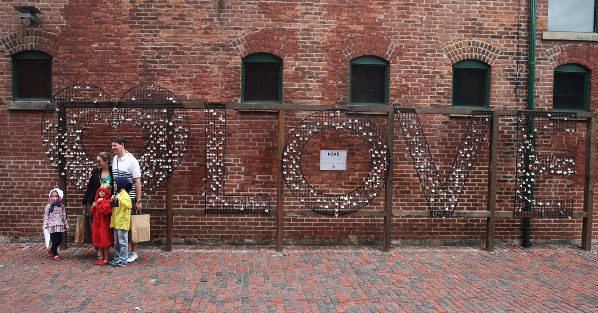 Distillery District Hearts, Toronto, Canada: Đây là địa danh nổi tiếng với những kết cấu trang trí hình trái tim nằm dọc những con phố lát gạch. Du khách đến gắn khóa tình yêu lên những trái tim này. Ảnh: Thestar.