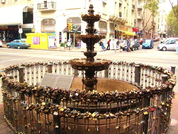 Đài phun nước Love Fountain, Montevideo, Uruguay: Người dân ở đây tin rằng, nếu các cặp đôi đến đài phun nước này để gắn khóa tình yêu rồi trở lại vào lần sau thì họ sẽ ở bên nhau mãi mãi. Bởi vậy, hàng trăm ổ khóa tình yêu đã được treo ở đài phun nước này. Ảnh: inspiringtravellers.