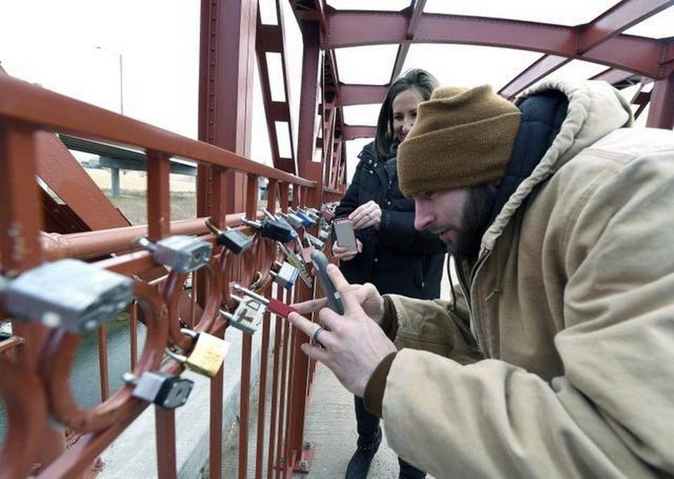 Cầu Old Red, Kansas City, Missouri: Được xây dựng năm 1859, cây cầu từ lâu đã trở thành biểu tượng tình yêu với những chiếc khóa từng xuất hiện trong tác phẩm của Nicholas Sparks. Khách qua đường cũng có thể mua khóa từ ban quản lý công viên để đóng góp xây dựng khoảng không gian xanh cho thành phố. Ảnh: kansascity.