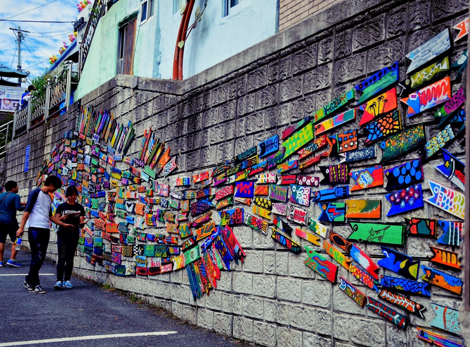 4.	Làng Văn hóa Gamcheon, Busan: Năm 2009, một nhóm sinh viên đã chung tay thực hiện dự án nghệ thuật nhằm tái thiết làng Gamcheon đang xuống cấp. Kể từ đó, nơi đây trở thành điểm đến nổi tiếng, với nghệ thuật đường phố trải dọc cầu thang, làm bừng sáng những ngôi nhà cũ kĩ. Bạn có thể mua bản đồ hướng dẫn giúp tìm đến các địa điểm graffiti, cùng các quán cafe, phòng trưng bày nổi bật.