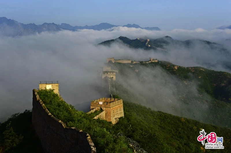 Khung cảnh Trường Thành Kim Sơn Lĩnh vô cùng hùng vĩ, giống như một con trăn khổng lồ uốn lượn quanh núi, nay còn được bảo tồn tương đối nguyên vẹn. 