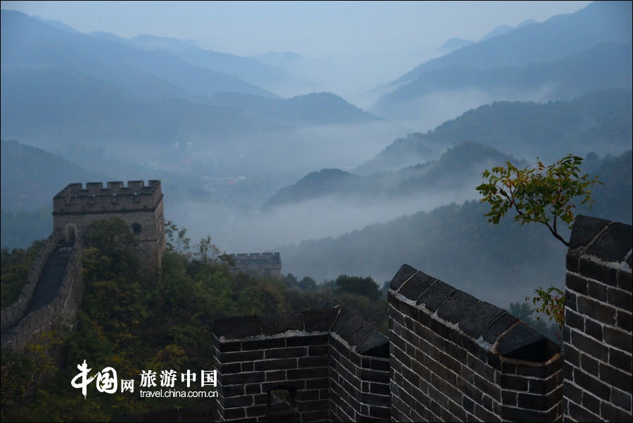 Kim Sơn Lĩnh có 5 cổng thành, 67 tháp canh, cảnh quan kỳ thú, kiến trúc tinh xảo. Tháp canh gồm hai tầng, tầng dưới có thể chứa 60-70 người, còn tầng trên là một gian nhà nhỏ dành cho lính canh.