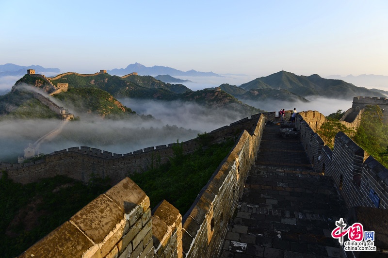 Tại đây, du khách có thể nhìn thấy những viên gạch tường có khắc văn tự, qua đó có thể biết niên đại xây dựng của Trường Thành.