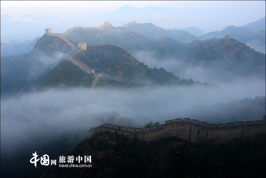 Đứng từ trên nhìn xuống, đồi núi nhấp nhô trùng điệp, Trường Thành hun hút vươn xa khiến ai đặt chân tới đây cũng phải choáng ngợp. 