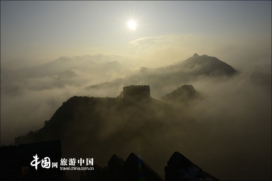 Cả Trường Thành như chìm trong biển mây huyền ảo tạo nên những bức họa tuyệt tác mà nơi khác không dễ gì có được. 