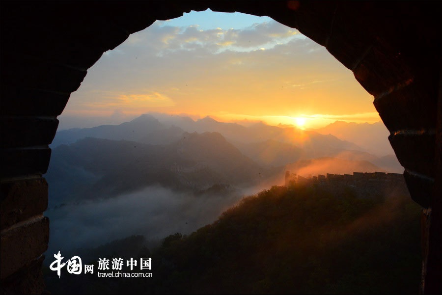 Từ Bắc Kinh muốn tới đây, bạn có thể đi xe bus tuyến Wangjing Xi - Liangping Xian vào 10:00, 11:00, 13:00 và 15:30. Thời gian xe bus quay trở về Bắc Kinh vào 10:30, 11:30, 13:30 và 15:00.  