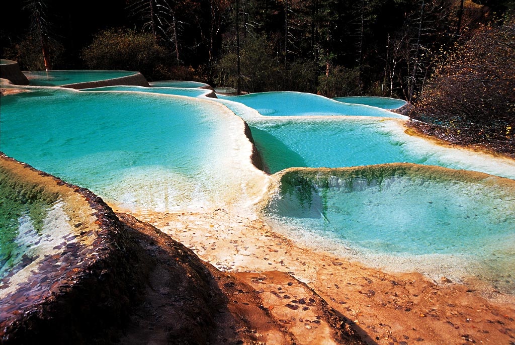 Năm 1990, khu phong cảnh này đã được đánh giá là một trong 40 khu du lịch đẹp nhất của Trung Quốc. Đến nay, nơi này vẫn là điểm đến lý tưởng cho những người yêu sự lãng mạn, đặc biệt thích hợp cho những đôi tình nhân muốn hẹn hò. Ảnh: Quanjing