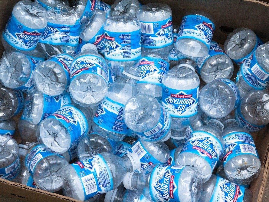 13.	Giữ ẩm: Hãy uống thật nhiều nước để ứng phó với không khí khô trong khoang máy bay. Mất nước có thể khiến bạn đau đầu, mệt mỏi, chuột rút. Bạn nên mang theo chai nước riêng hoặc hỏi xin nước đóng chai từ tiếp viên để tránh uống nước từ vòi. Ảnh: Flickr/Steven 