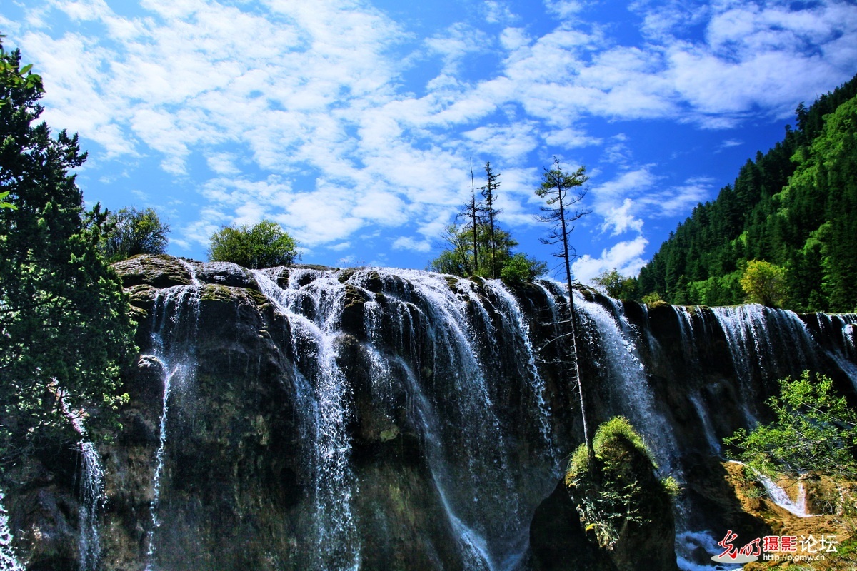 Dọc theo các thung lũng du khách sẽ đi qua rất nhiều hồ nước, thác nước đẹp, từng xuất hiện trong nhiều bộ phim truyền hình, như hồ Tiễn Trúc đã xuất hiện trong phim “Anh hùng”, bãi cạn Trân Châu từng là điểm quay các cảnh trong “Tây Du Ký”, ...Ảnh: Gmw