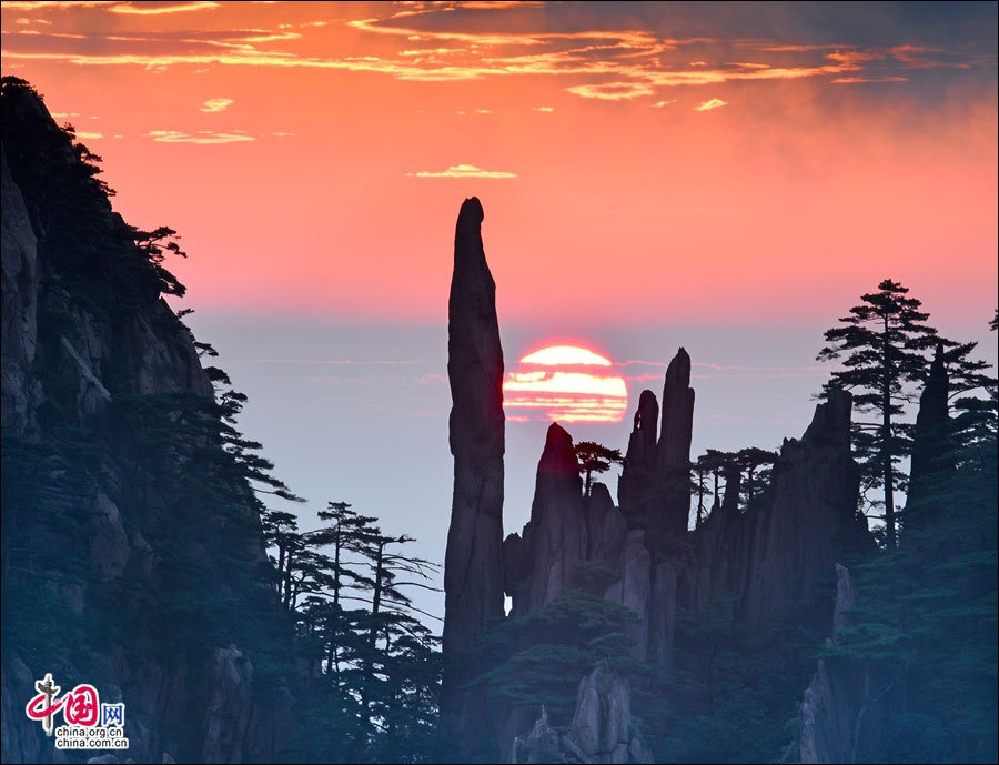 Hai là những tảng đá với nhiều hình thù kỳ quái. Hoàng Sơn với nhiều ngọn núi cao chọc trời, vách đá hiểm trở, dưới chân núi là thung lũng sâu hun hút. Tới đây, du khách sẽ thấy rất nhiều “quái thạch” bởi những hòn đá, tảng đá đều có hình thù kỳ dị. Ảnh: Zhongguo Wang