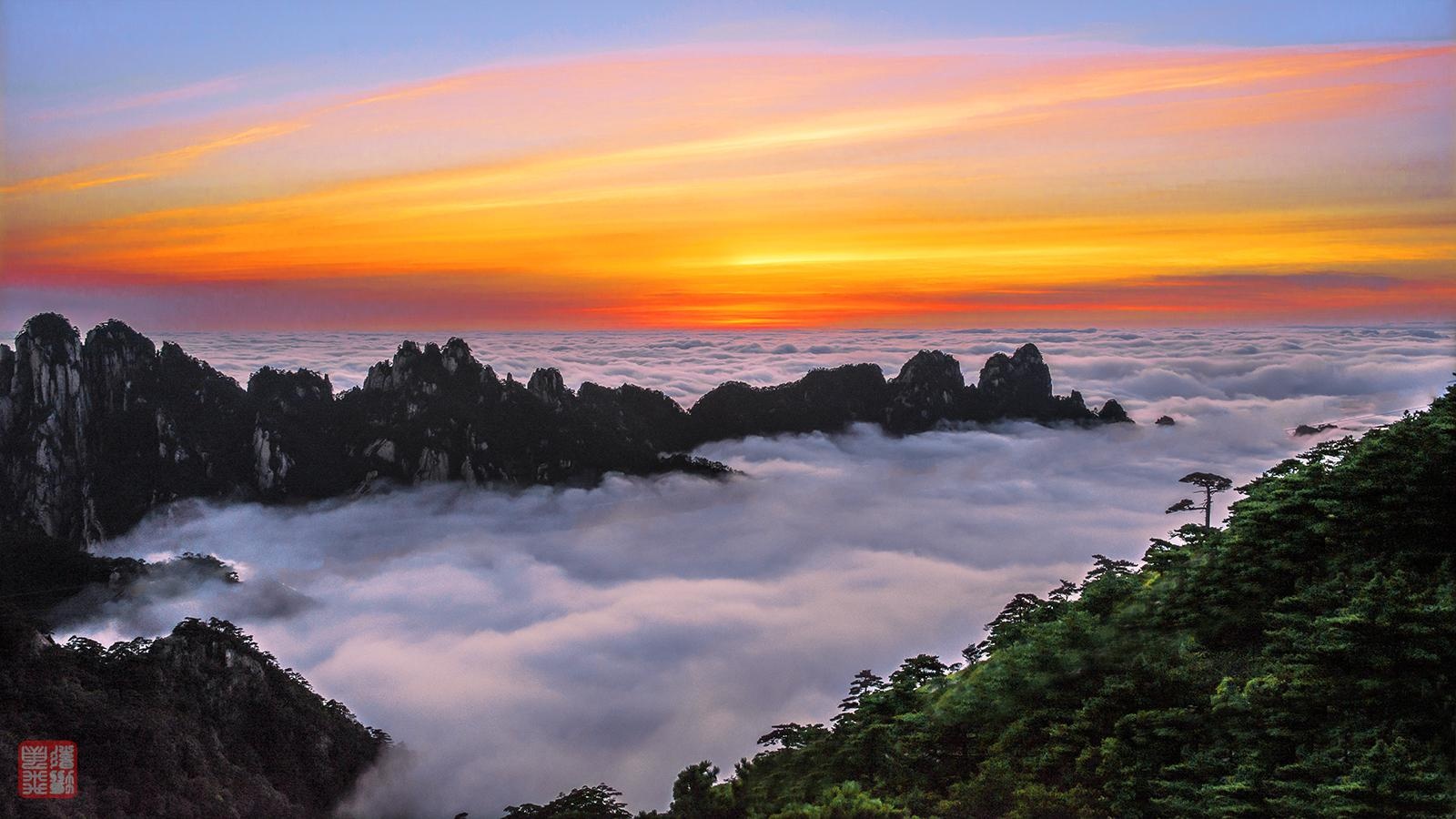 Ba là mây của Hoàng Sơn. Vì thời tiết của Hoàng Sơn phân bố theo chiều dọc từ thấp lên cao nên núi đều bị mây bao bọc, đỉnh núi lúc ẩn lúc hiện khiến khu vực này lúc nào cũng như chìm trong biển mây. Ảnh: Baike