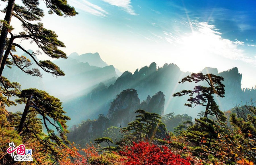 Ngoài cảnh quan thiên nhiên, Hoàng Sơn còn chứa đựng nội hàm văn hoá truyền thống Trung Hoa. Hoàng Sơn từ xưa tới nay luôn là nguồn cảm hứng bất tận cho hội họa và thơ ca. Đây là một trong những tuyến điểm du lịch hấp dẫn nhất Trung Quốc và là di sản văn hóa thế giới. Ảnh: Zhongguo Wang