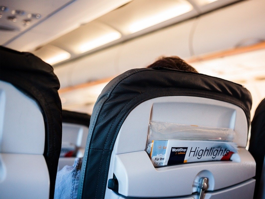 11.	Đừng để đồ vào túi ở lưng ghế trước: Chiếc túi đó có thể đựng mọi thứ, từ khăn ăn cho tới rác. Một nghiên cứu của Khoa Khoa học Sinh vật học, Đại học Auburn tiết lộ, tay vịn ghế và túi ở lưng ghế phía trước là khu vực tệ nhất để bạn chạm vào. Vi khuẩn như E.Coli có thể tồn tại ở đó nhiều ngày. Ảnh: Flickr/Angelo DeSantis.