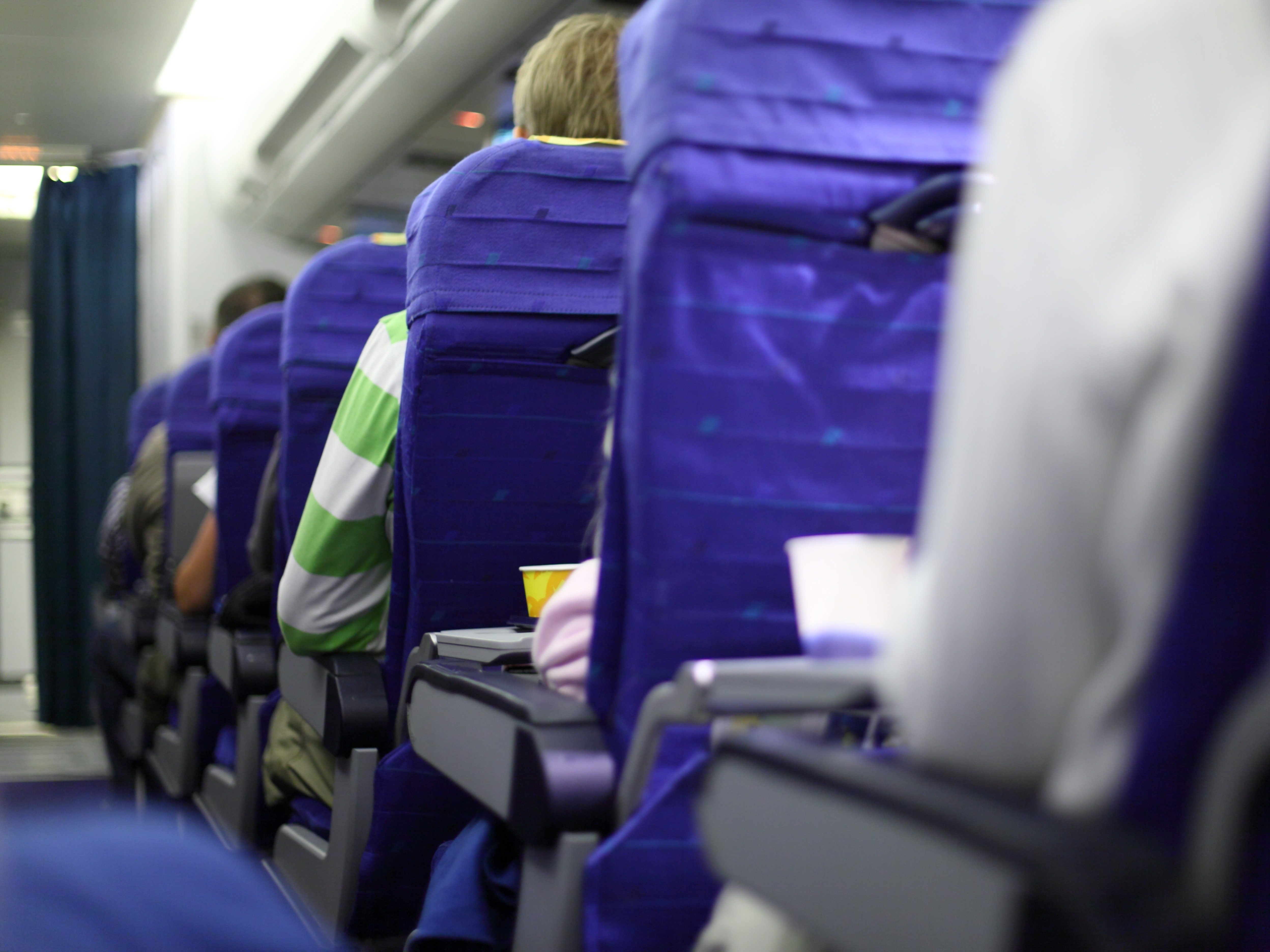 1.	Tránh hàng ghế cạnh lối đi: Một số nhà khoa học cho rằng, ngồi ở hàng ghế cạnh lối đi khiến bạn dễ bị tiếp xúc với vi trùng hơn, do bạn ở gần những hành khách ra vào từ nhà vệ sinh. Do người ta có thói quen đặt tay lên dãy ghế ngoài khi đi di chuyển trong máy bay để giữ thăng bằng, nguy cơ nhiễm khuẩn từ ghế ngồi càng cao hơn.