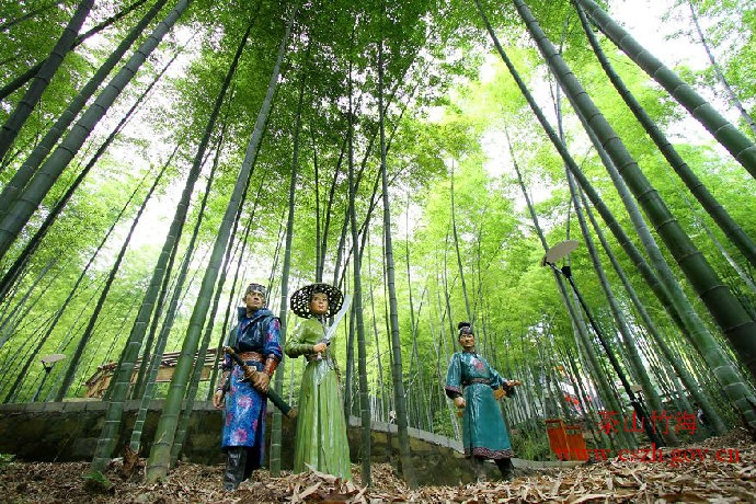 Để đáp ứng nhu cầu thưỡng lãm của du khách, khu du lịch còn thiết kế lại nhiều cảnh quay trong phim và quy hoạch thành một khu tham quan riêng có tên “Thập Diện Mai Phục”. Ảnh: Cszh