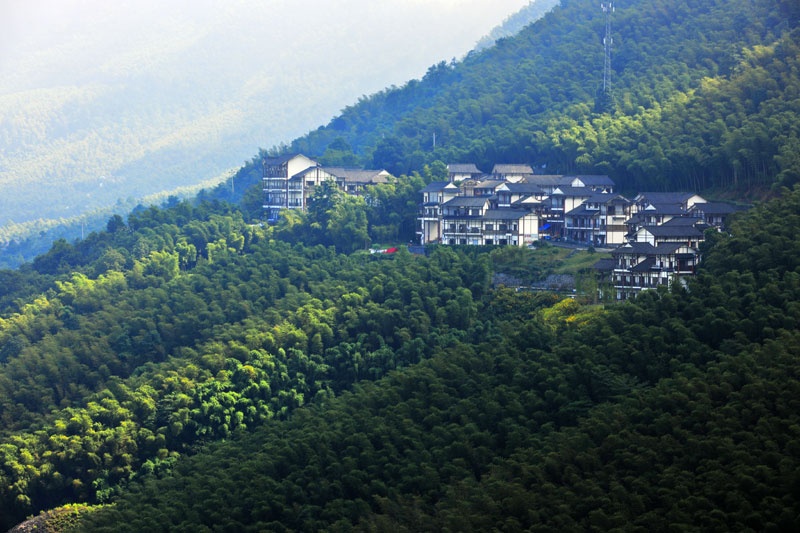 Ngoài “Thập Diện Mai Phục”, du khách có thể tới thăm một số phong cảnh khác như lầu thưởng trà Chu Đức, vườn trà Quan Ngũ Tinh, làng Hồng... để thưởng trà, xem những màn biểu diễn trà đạo hấp dẫn. Ảnh: Baike