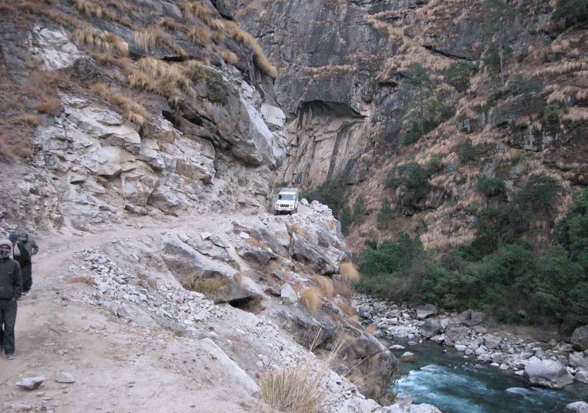 Đường cao tốc Karnali, Nepal: Con đường dài 250 km ở Himalaya, phía tây Nepal được coi là cung đường chết chóc với 50 người thiệt mạng mỗi năm. Mặt đường bẩn, lầy lội và nguy hiểm đến mức ngay cả xe đạp cũng ngần ngại khi đến đây. Ảnh: Wagle.