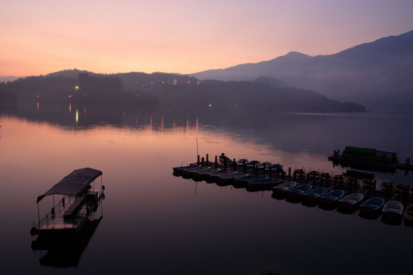 Sáng sớm, mặt hồ phủ sương mỏng tang tạo nên khung cảnh huyền ảo, thơ mộng. Thu về lại càng khiến không gian Nhật Nguyệt thêm mê hoặc. Bạn có thể chèo thuyền quanh hồ để thả mình lạc vào thế giới huyền hồ ấy. Ảnh: Ivsky