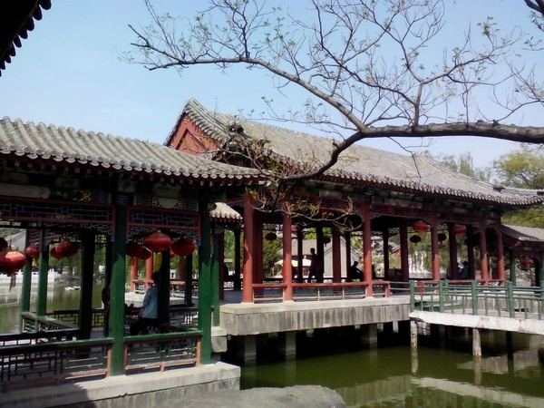 Trong khi đó, các nhà văn lại cho rằng, Đại Quan Viên đã sáng tạo ra một hình thức mới có sự kết hợp giữa góc nhìn điện ảnh với kiến trúc hoa viên. Ảnh: Sina