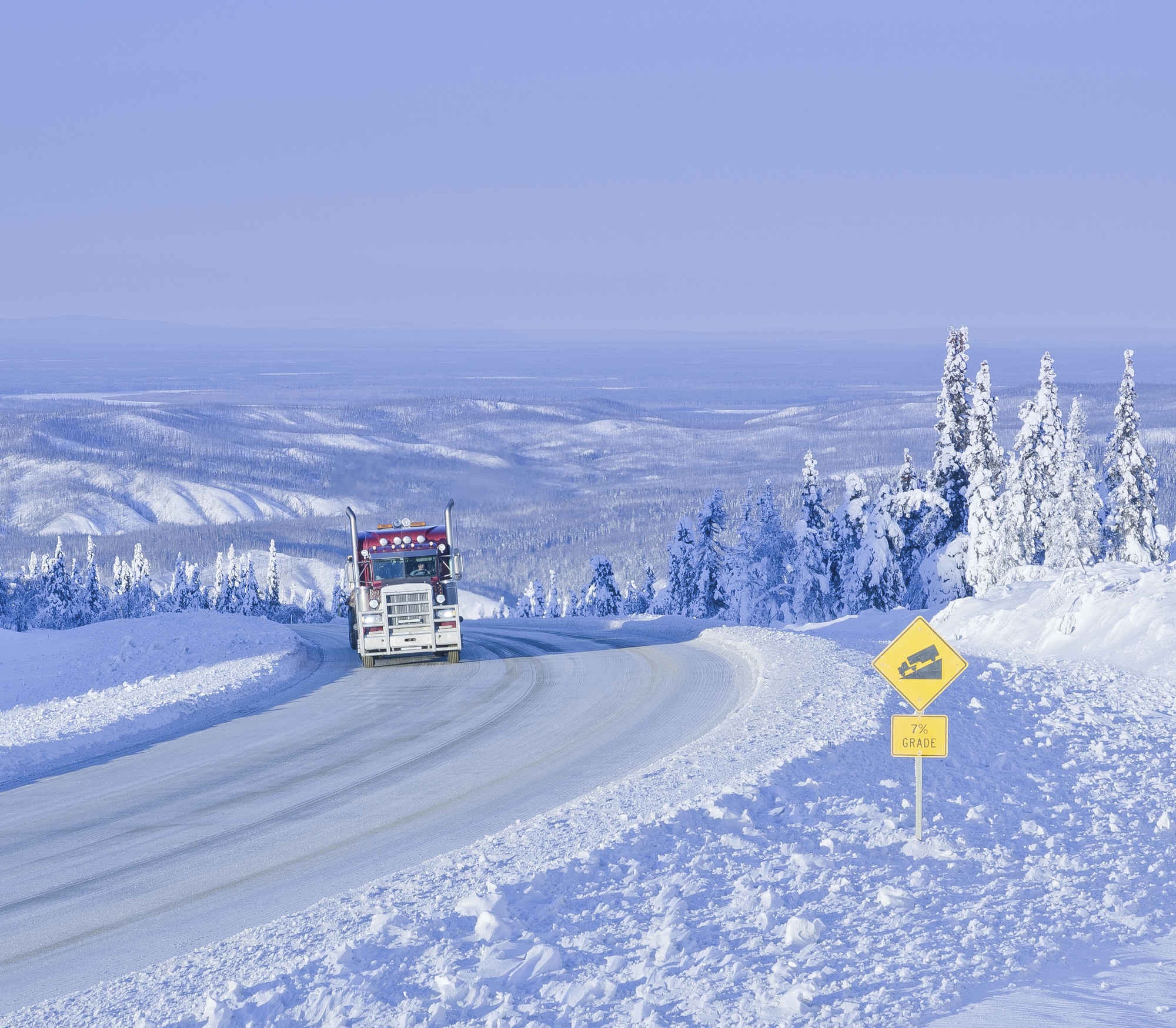 Cao tốc James Dalton Highway, Alaska: Đường dài 666 km, là con đường duy nhất nối khu khai thác dầu Artic Sea với các khu dân cư. Mùa đông là thời điểm khó khăn nhất đối với các tài xế do gió mạnh và băng giá cùng các khúc cua uốn quanh lưng núi hình chữ N.