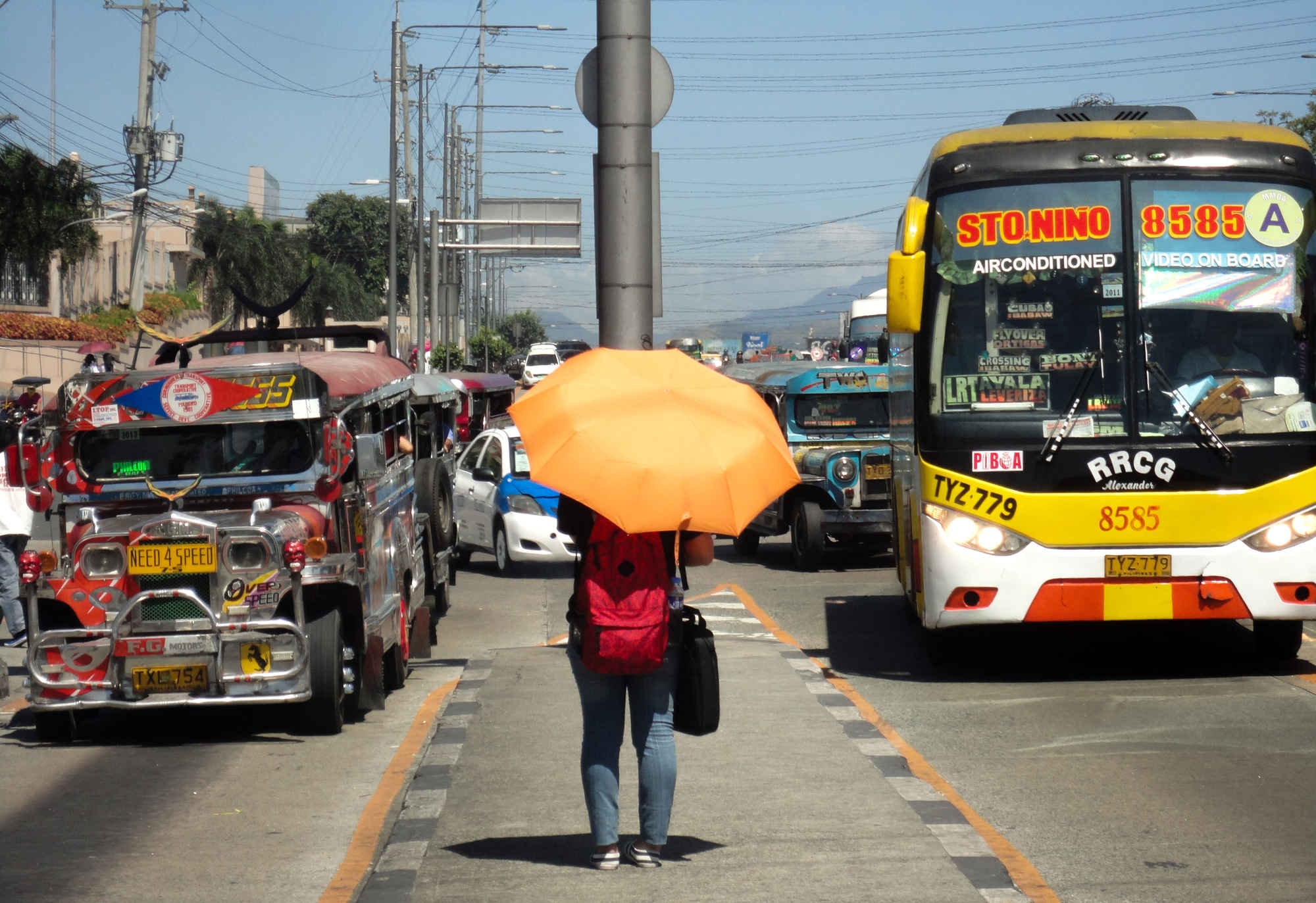 Commonwealth Avenue, Philippines: Điều trớ trêu là con đường này không ở trên núi, dưới nước hay có những khúc cua chết người mà lại là con đường đô thị dài 12 km, có khúc rộng đến 18 làn xe chạy. Tuy nhiên, với người dân địa phương, đây được gọi là “Con đường giết người” do có hàng ngàn người thiệt mạng tại đây mỗi năm. Điều này là hậu của của lưu lượng giao thông quá tải cùng hệ thống thoát nước kém khiến đường bị ngập nặng trong các cơn bão. 