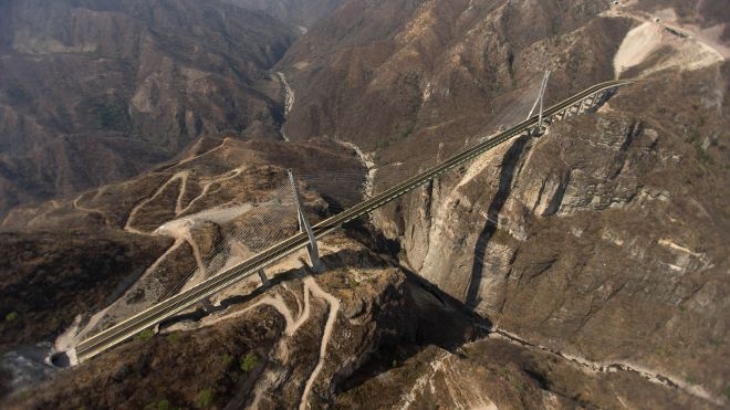 Federal Highway 1, Mexico: Con đường dài 1.600 km dọc bán đảo Baja ngày ngày oằn mình cõng những chiếc xe tải, container hạng nặng vận chuyển hàng hóa đến các làng mạc, thị trấn heo hút. Con đường hẹp chỉ có 2 làn đường ngoằn ngoèo như con rắn cuốn quanh các sườn núi và vách đá ven biển. Ảnh: Foxnews.