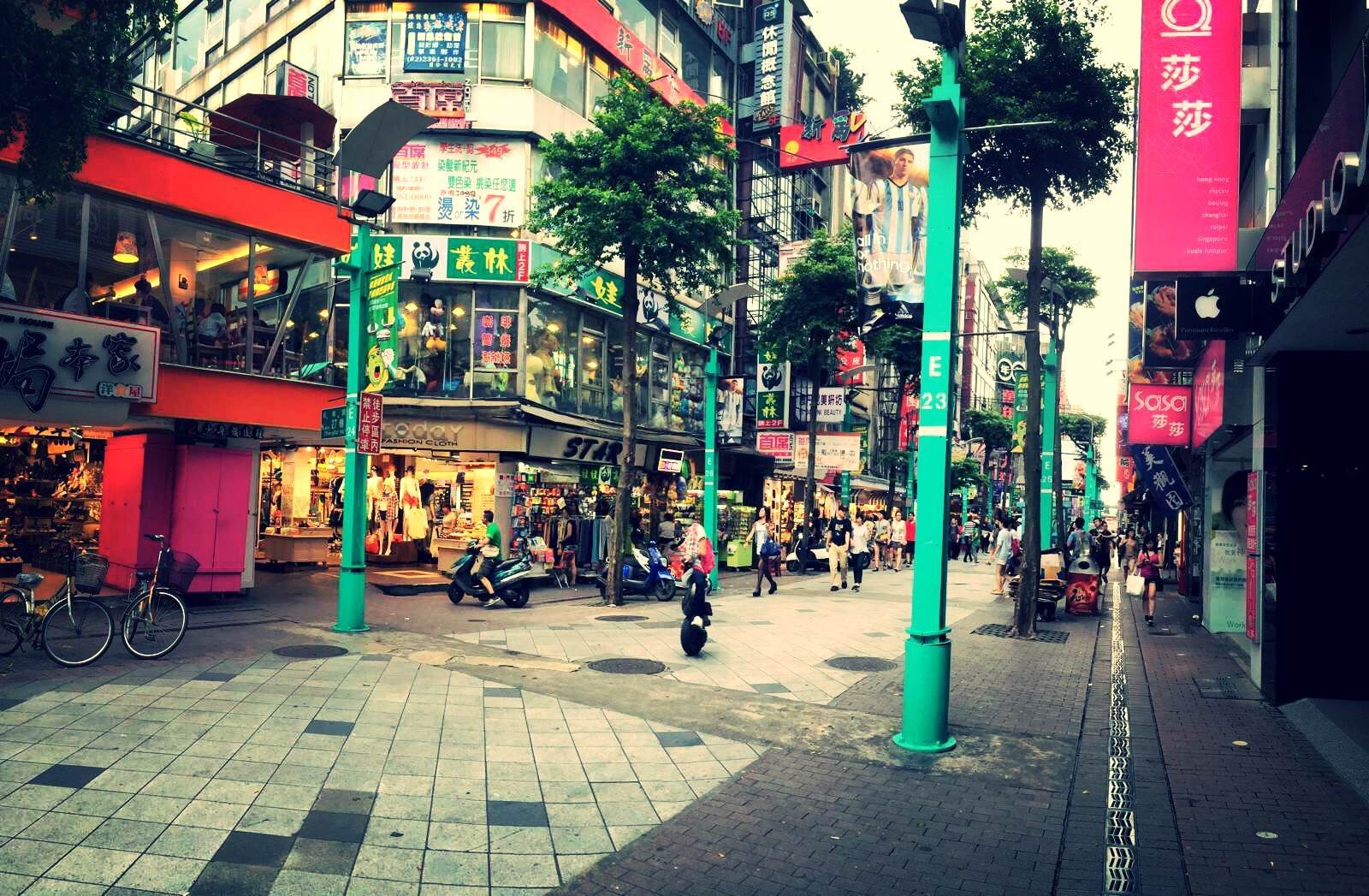 Với những tín đồ mua sắm, bạn hãy ghé qua Ximending bởi mùa thu cũng là lúc các cửa hàng bắt đầu giảm giá rất nhiều sản phẩm. Ảnh: Baike