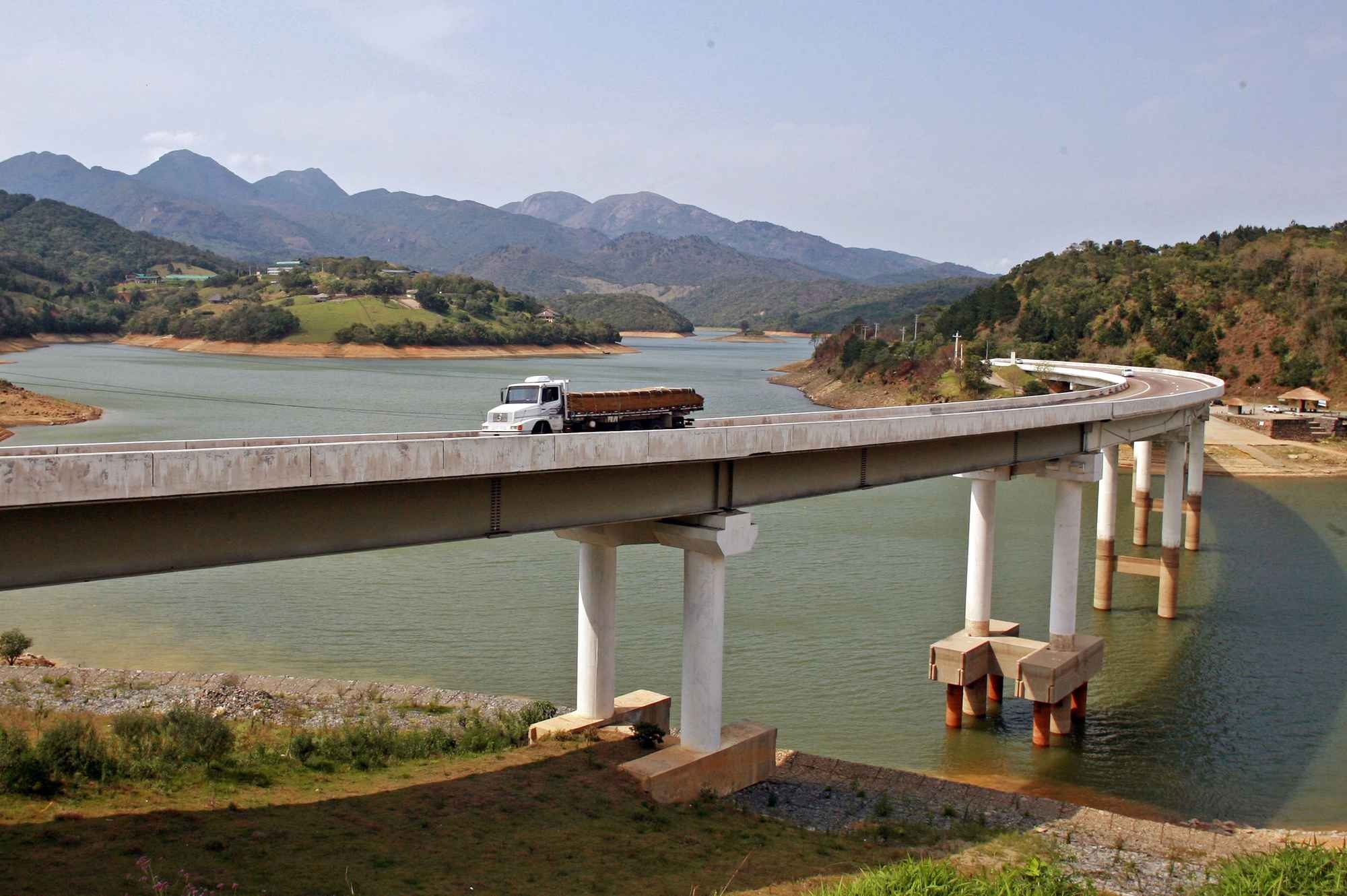 BR-116, Brazil: Con đường mang biệt danh “đại lộ tử thần” dài 4.345 km có tình trạng rất tồi tệ và ít được bảo dưỡng. Tuy nhiên, điều gây nguy hiểm nhất là thời tiết bất ổn cùng những đoạn dốc đứng khúc khuỷu gây ra hàng loại tai nạn, chưa kể các băng cướp đóng dọc con đường xuyên qua những vùng dân cư đói nghèo. 