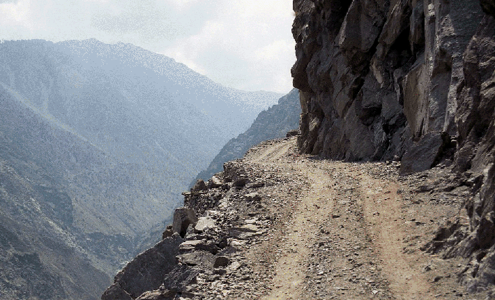 Nanga Parbat Pass, Pakistan: Con đường dài 16 km còn có tên gọi Fairy Meadow, nằm ở độ cao 3.048 m so với mực nước biển. Phần lớn con đường không hề được nâng cấp hay sửa chữa trong hàng trăm năm qua.  Độ rộng của con đường chỉ vừa đủ cho chiếc Jeep, chỗ cuối con đường chỉ có thể đi bộ hoặc xe đạp, bên đường không có hàng rào bảo vệ hay lực lượng cứu hộ.