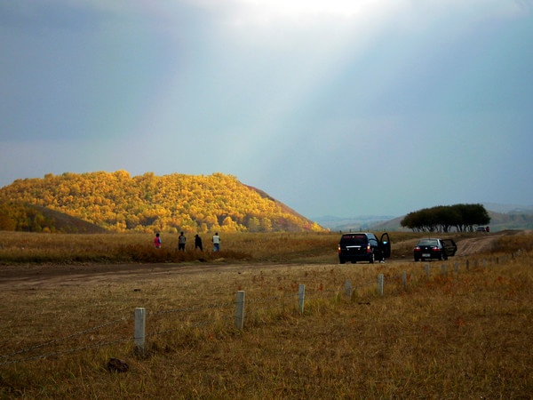 Nếu bạn muốn cưỡi ngựa thì cần chú ý mang theo trang phục thích hợp: nên mặc quần vải dày và không đi dép quá to để tránh bị trầy xước khi di chuyển. 