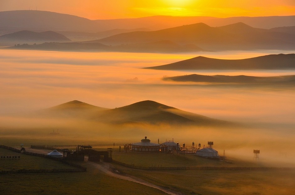 Du khách tới đây, không những được thả mình trong không gian bao la, bát ngát của Bashang mà còn được đắm chìm trong bầu lãng mạn của trời đất lúc giao mùa.