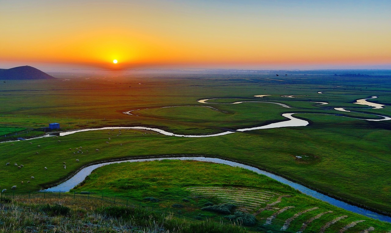 Tối đến bạn có thể đốt một đống củi lớn, ngồi giữa thảo nguyên ngắm sao trời, ngắm tàn củi bay trong gió... sẽ càng khiến cho không gian thêm lãng mạn. 
