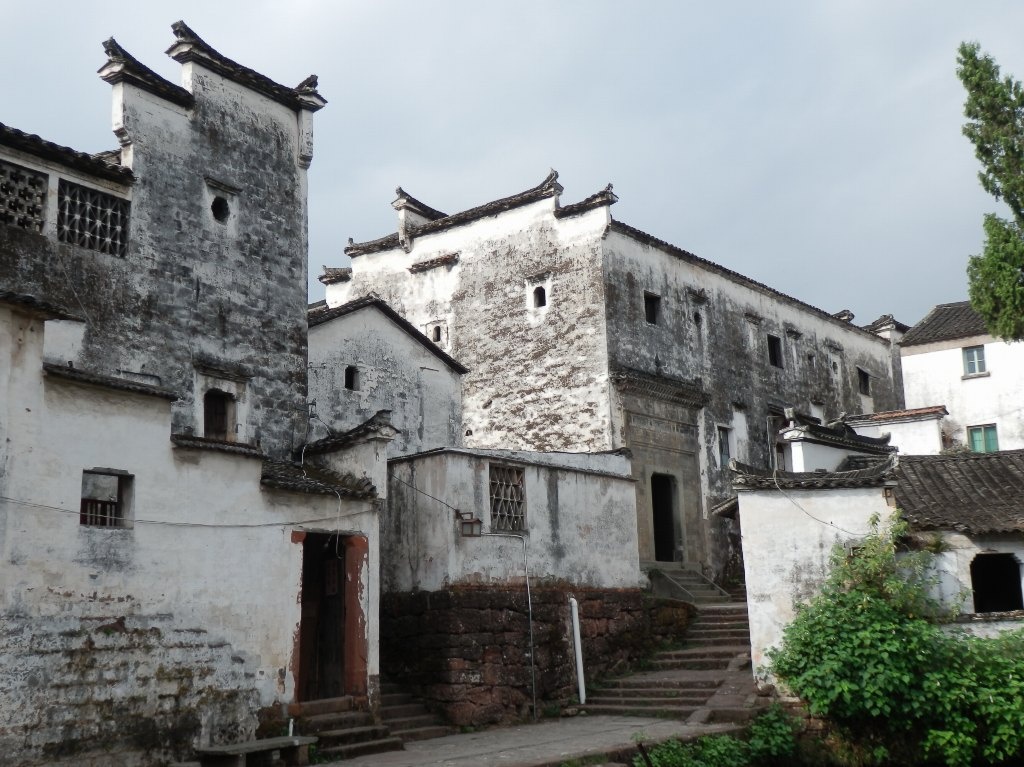 Các ngôi nhà ở đây chủ yếu được dựng theo phong cách Tứ hợp viện, phía trước nhà thường cao hơn phía sau nhà, mỗi lần có mưa hầu như nước mưa đều tập trung trong sân. Người ở đây giải thích đó là vì mong muốn tài lộc tích tụ, không phân tán ra bên ngoài. Ảnh: Baike