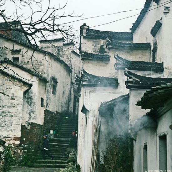 Giữa những ngôi nhà cổ có rất nhiều ngõ ngách nhỏ, nhà nọ thông sang nhà kia, khúc khuỷu quanh co, thể hiện tính chất của mô hình Bát trận đồ. Sự trùng hợp này là điểm đặc biệt thứ ba của làng Bát Quái Chu Cát. Ảnh: Sina