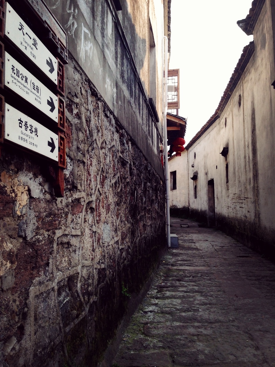 Gần khu vực làng Bát Quái còn có nhiều danh thắng khác, du khách có thể ghé thăm như: Hồ Thiên Đảo, cung Hoàng Đại Tiên, suối nước nóng Vũ Nghĩa, .... để hiểu thêm về văn hóa, nếp sống của đất nước và con người Trung Hoa. Ảnh: Baike